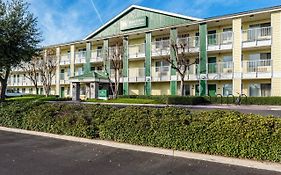 Hometowne Studios By Red Roof Fresno - West
